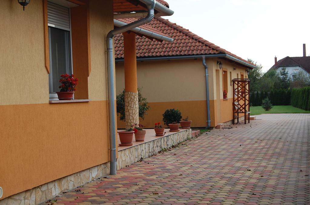 Mediterrán Vendégház Nagyatád Extérieur photo